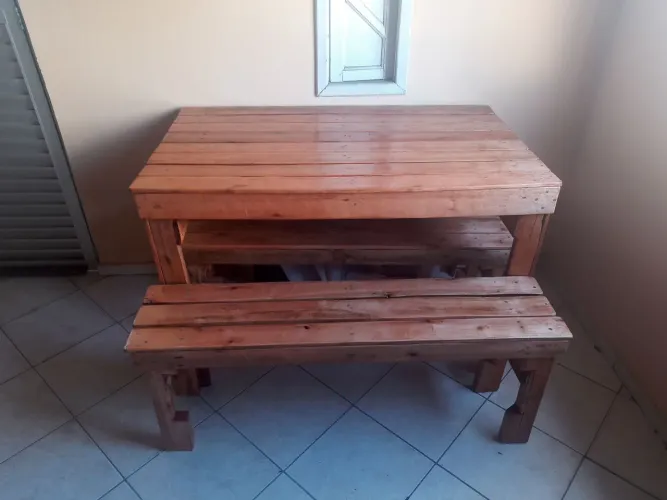 Mesa rústica com dois bancos