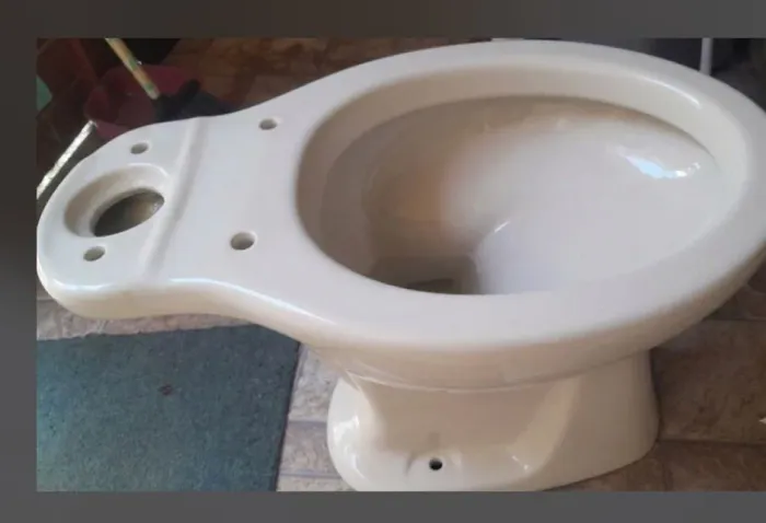 Vaso sanitário usado bege claro
