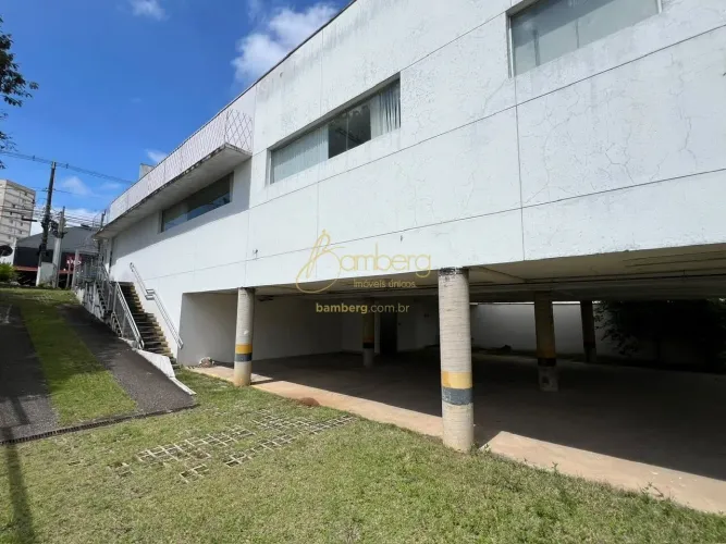 Imóvel comercial de esquina | 653 m² úteis | 12 vagas.