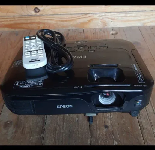 Projetor Epson s12+ funciona normalmente