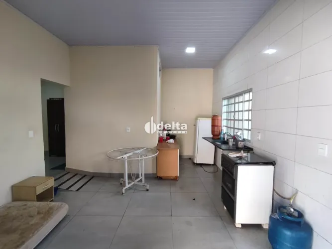 Casas com 3 quartos disponível para locação no bairro Cazeca em Uberlândia-MG.
