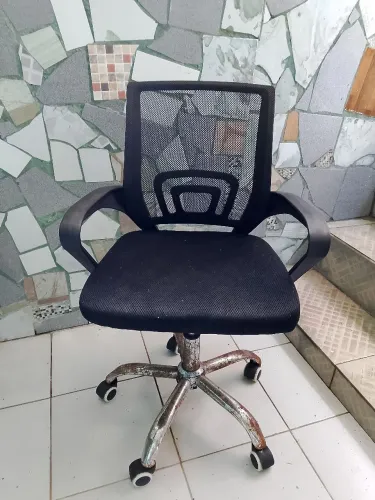 CADEIRA DE ESCRITÓRIO PRETA