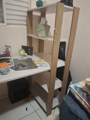 Mesa de livros e estudos.