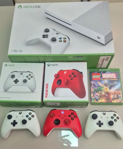 Xbox One S 1TB + 3 Controles Originais + Jogo (Lego Marvel) + Na Caixa