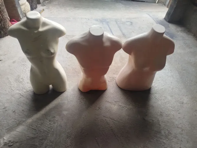 Manequim feminino e masculino.