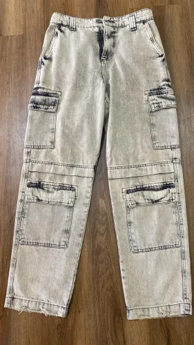 calça cargo em jeans estonado com bolsos