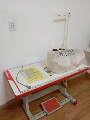 Máquina de costura Zig Zag e RETA - usada poucas vezes, com NF, PELA METADE DO PREÇO