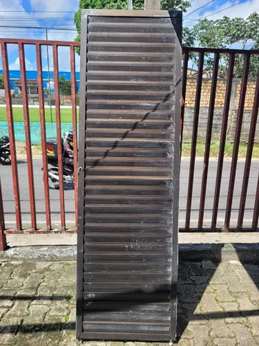 Porta em alumínio de correr