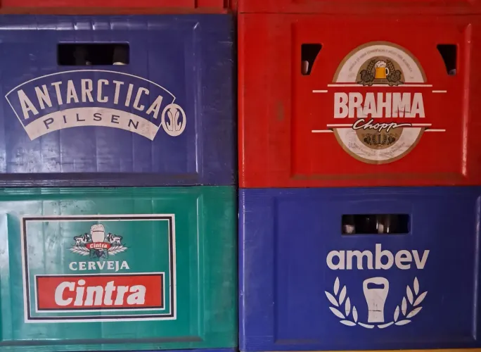 4 Grades de Cerveja com 24 garrafas de 600ml, pelo valor de R$ 100,00.