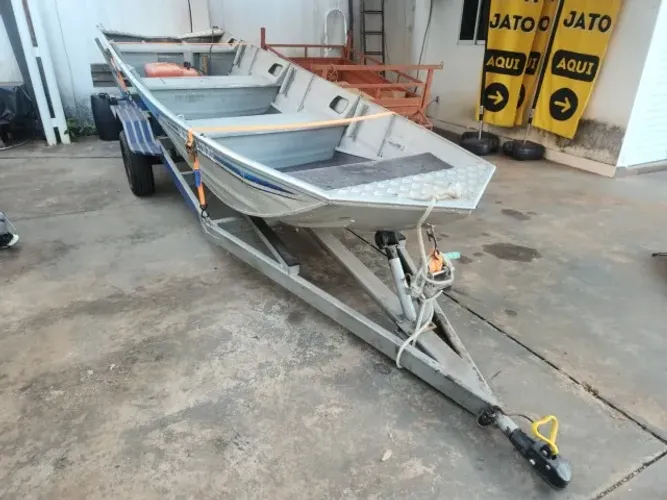 Canoa de 5 Metros com Carretinha e Motor 15 HP