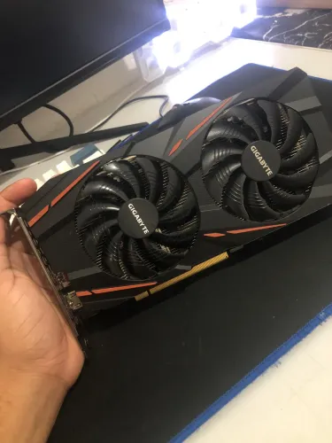 Placa de vídeo rx580 com defeito 