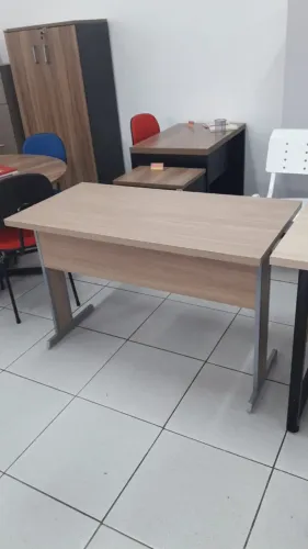 Mesa escritorio pé metalico