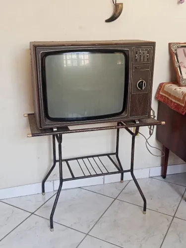 Televisão antiga PHILIPS,tubo,leia :