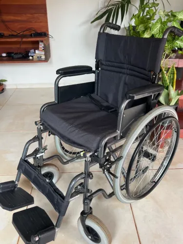 CADEIRA DE RODAS DELLAMED (USADA POUCAS VEZES)