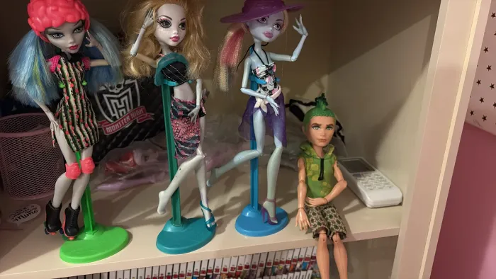 Quatro bonecas Monster High