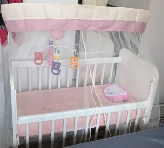 Mini Berço com Grade Móvel Acompanha 3 lençóis de elástico e mosquiteiro feminino