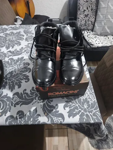 Bota preta nova na caixa