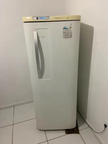 Geladeira Eletrolux Frostfree - Gelando - defeito somente nos pés.