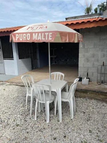 Guarda sol, mesa e cadeiras.