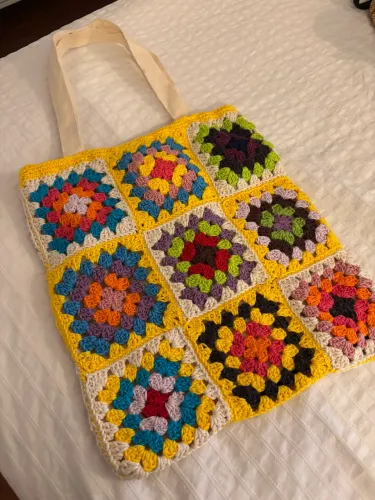 Bolsa de crochê com fecho e forrado