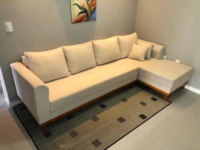 Sofá 4 lugares c/ chaise em linho.