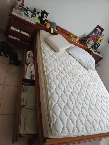 Cama Queen com madeira maciça 