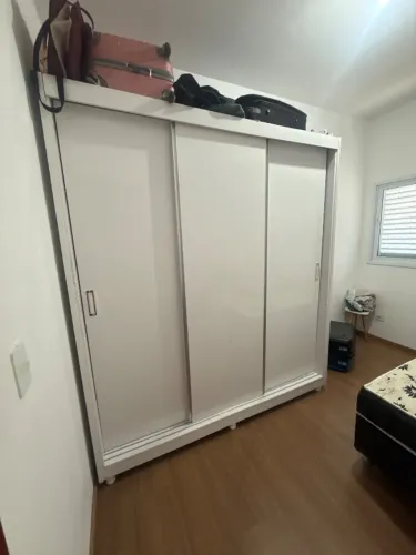 Cama e guarda roupa
