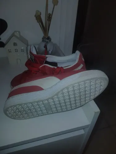 Tênis Puma infantil.