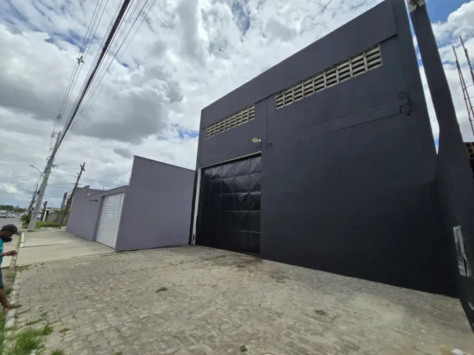Alugo excelente Galpão com 300 m² no Bairro Sim