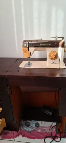 Vendo 1 máquina de costura reta caseira