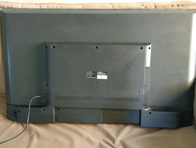 TV AIWA, como tela quebrada para retirar peças