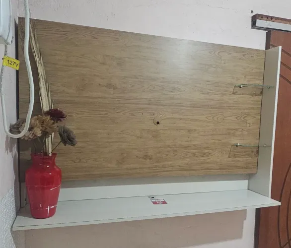 Painel para TV com prateleira de vidro