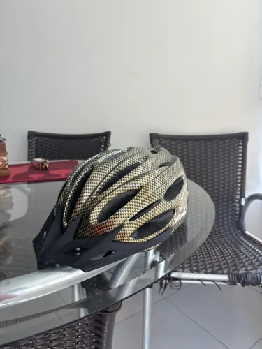 Este capacete de ciclismo High One possui um acabamento que imita fibra de carbono