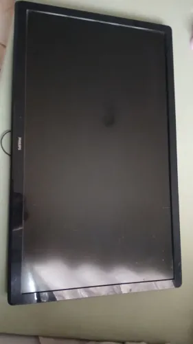 Vendo uma TV não é smart 350 reais vendo matérias pra cílios 250 reais vendo maca 150 reai