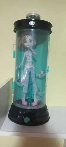 Três Monster High: Elvira Pride, Lagoona Dead Tired e Frankie Básica 