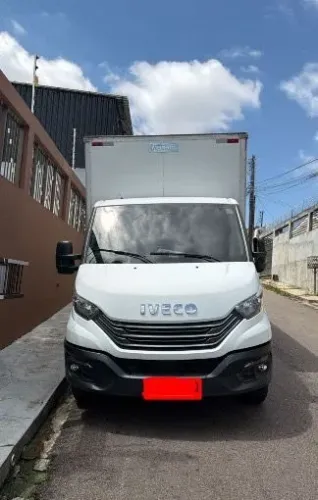 Caminhão baú Inveco 