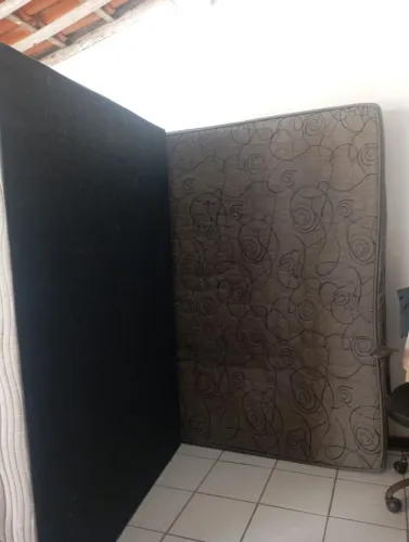 Colchão com base de casal.