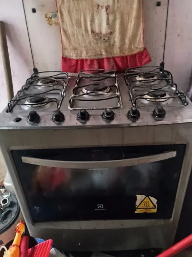 Fogão funcionando bem,,as 5 bocas, forno,,pra buscar hoje só $120,, aceita oferta e pix