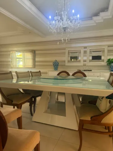 Mesa de jantar quadrada, com prato giratório