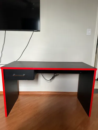 Mesa escrivaninha e cadeira