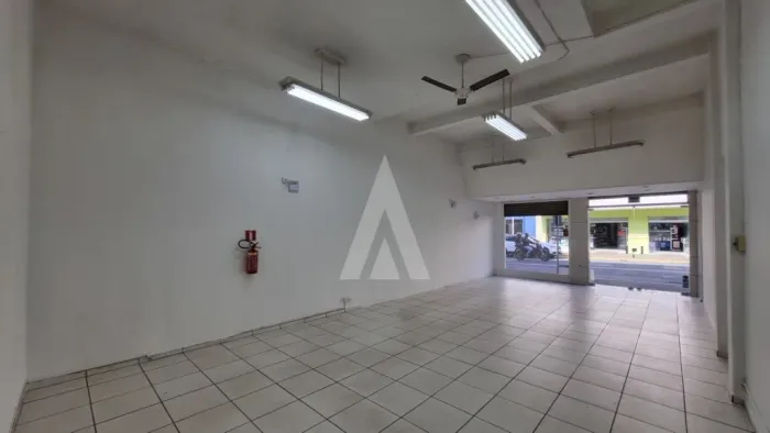Loja no centro de Joinville, na Rua Dr. João Colin, com 125,19m², tendo 3 salas, 2 lavabos