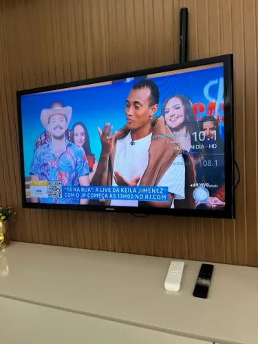 Tv Samsung smart 32 polegadas super conservada vai com controle e suporte de parede 