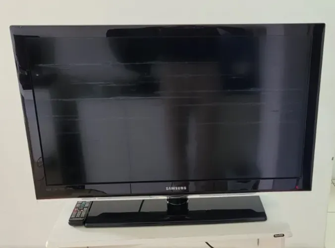 TV Samsung 37" LCD (LN37C530) - Funciona, mas com marcas na tela