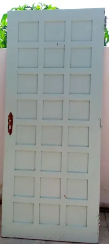 Porta de madeira externa com vidro na lateral 90x 210