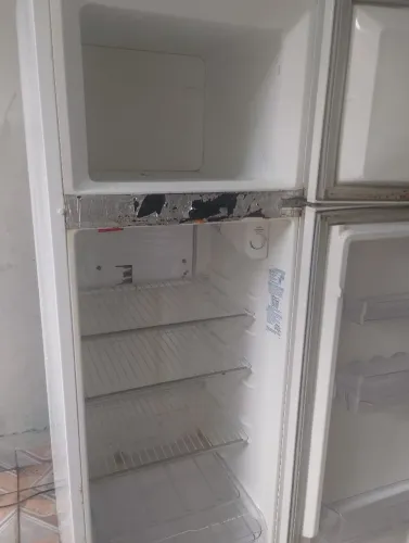Vende-se geladeira com poucas marcas de uso