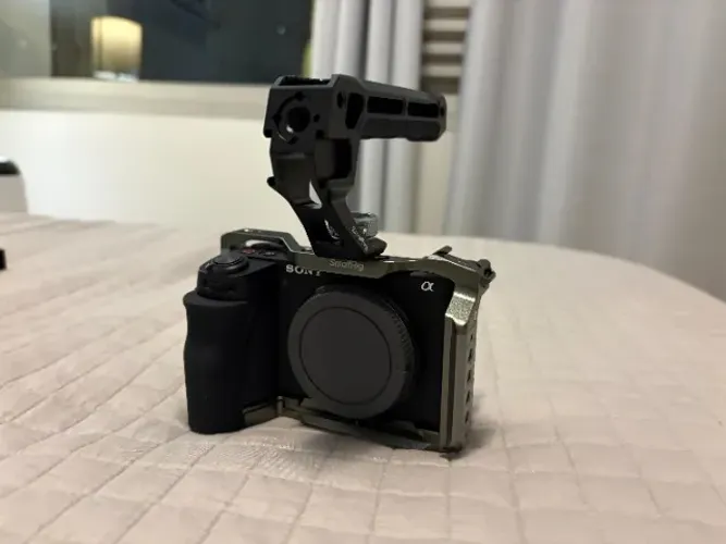 Sony A6700 (corpo) + SmallRig HawkLock Cage + SmallRig Top Handle