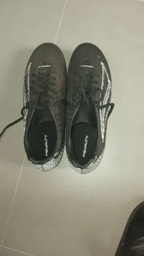 Estou vendendo essa chuteira está nova usei uma vez só estou vendendo a metade do valor