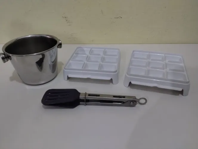 Kit Para gelo, Um balde pequeno inox 9x12, Duas fôrmas para Gelo 13x13 e Um Pegador 18 cm.