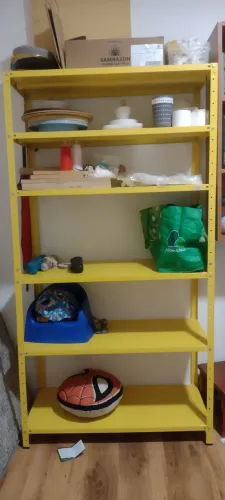 Estante em aço amarela muito nova