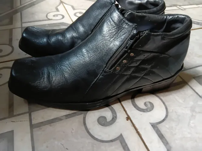 Bota couro legítimo semi nova com zíper